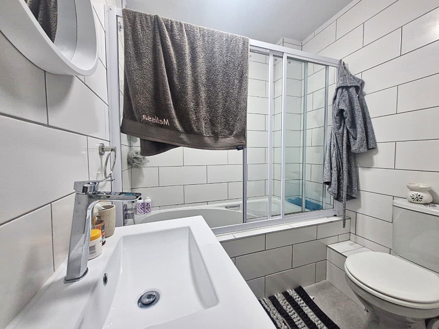 2 Bedroom Property for Sale in Uitzicht Western Cape